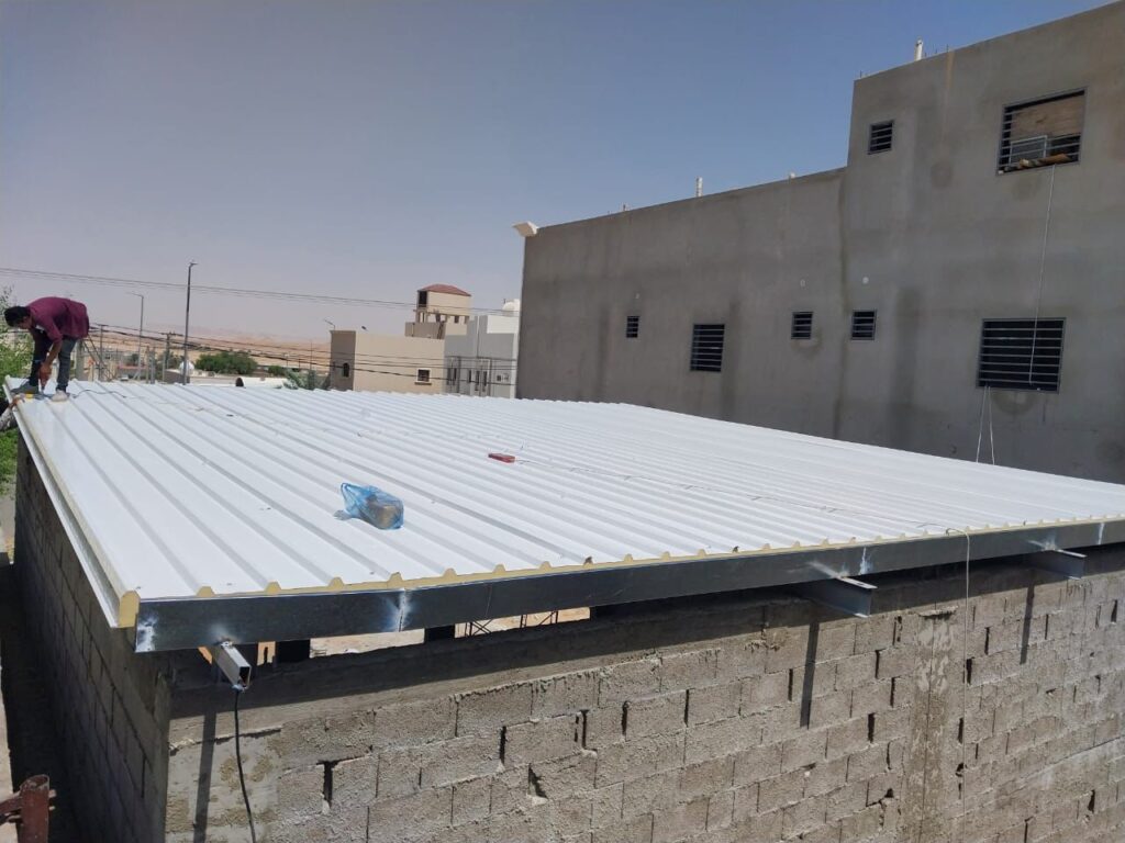 الواح الساندوتش بانل: تركيب اسقف وجدران ساندوتش بانل بالرياض