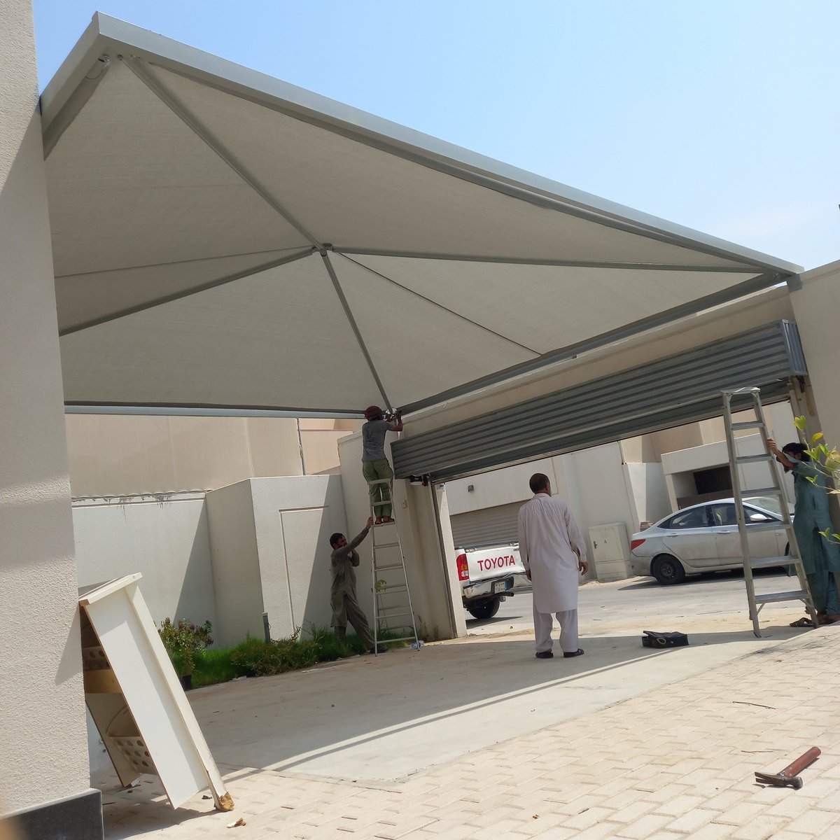 مظلات سيارات حديثة في الرياض